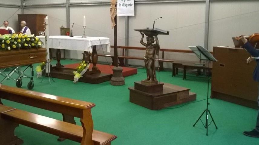 Il suono di un violino per l’addio ad Angelo