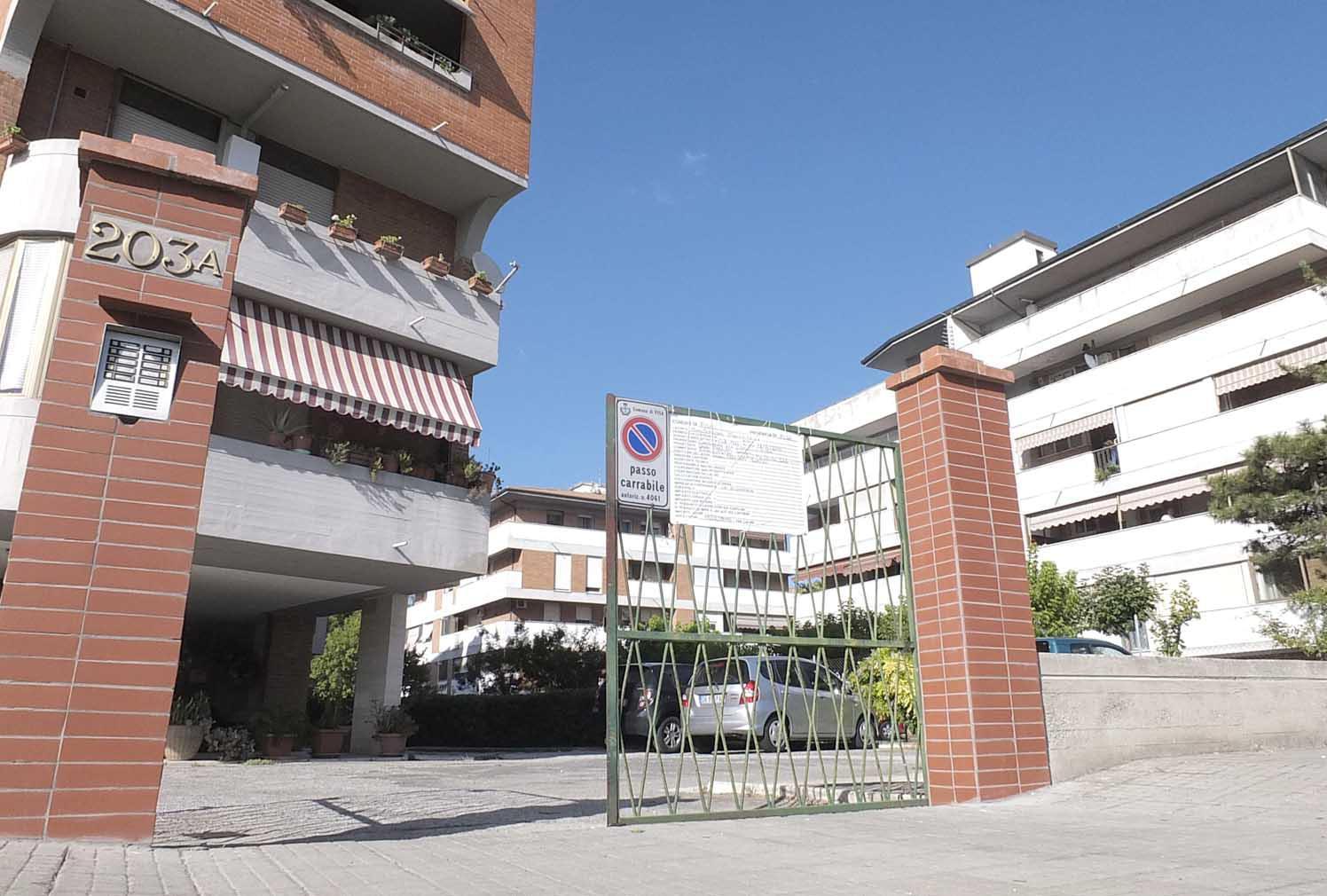 Un cancello condominiale in zona Cisanello