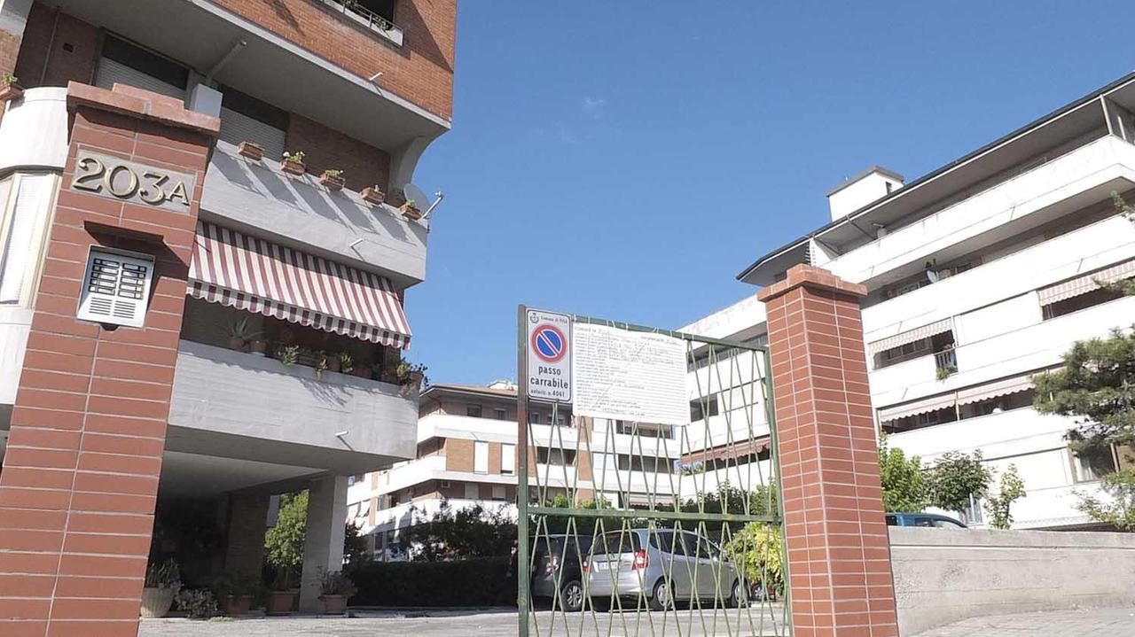Un cancello condominiale in zona Cisanello