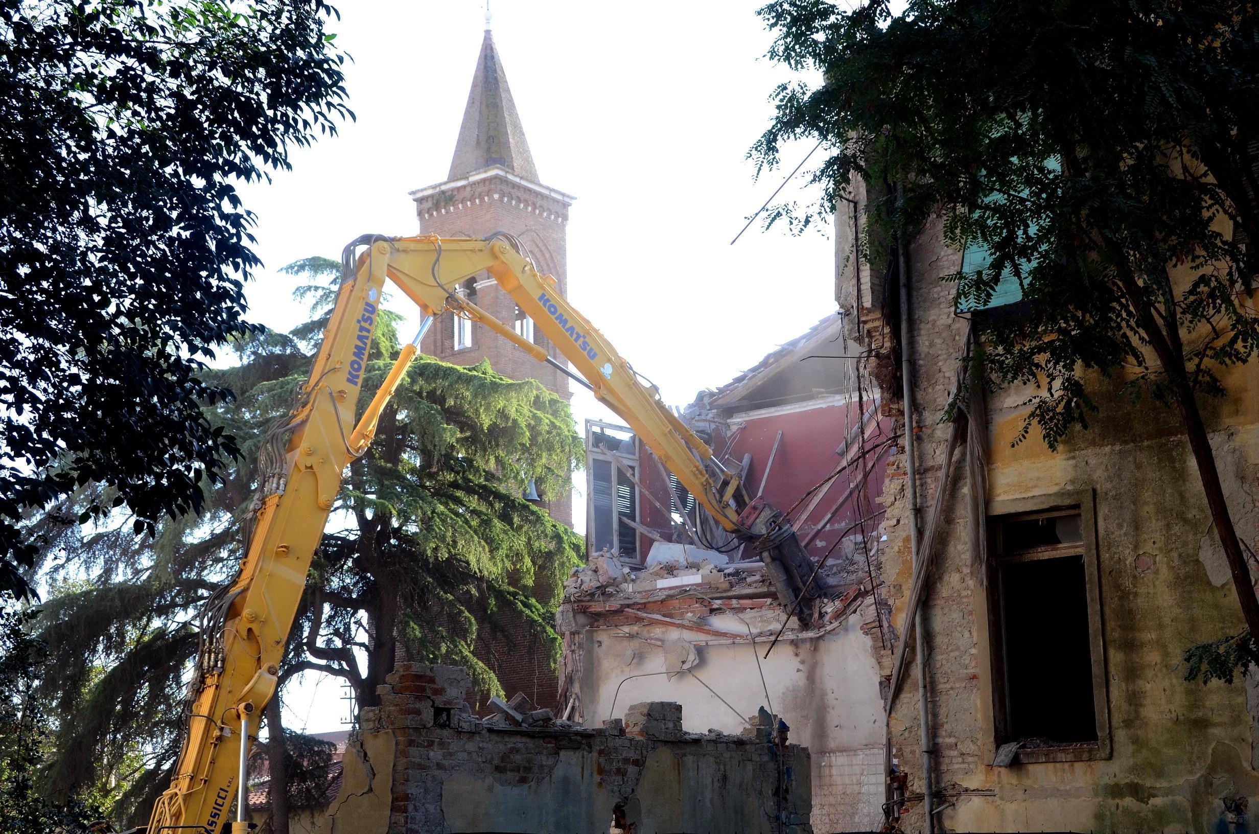 La demolizione dell'ex ospedale di Grosseto, iniziata ad agosto 2015