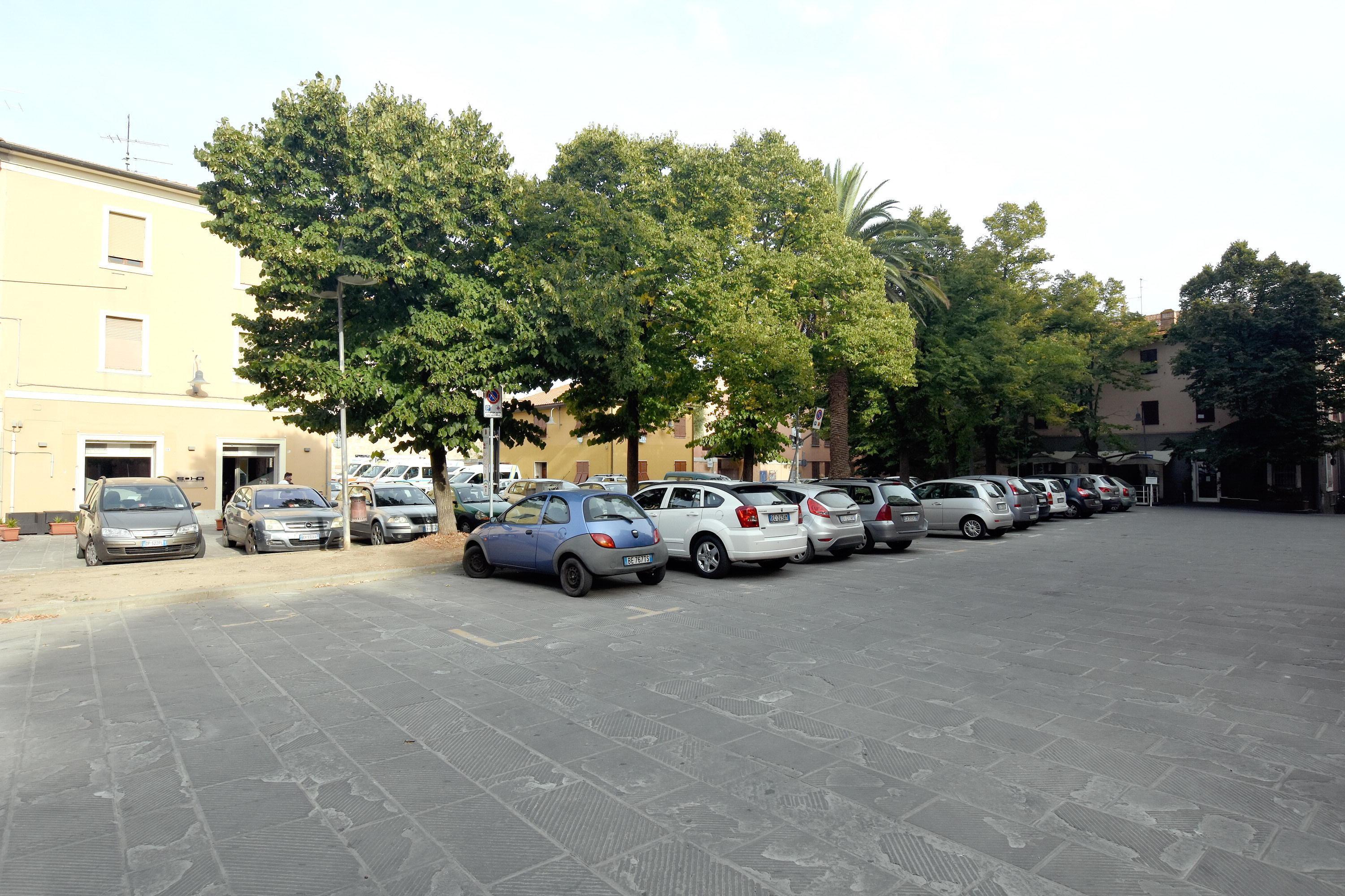 Piazza Randolfo Pacciardi, ex piazza della Palama, nel cuore del centro, è usata come parcheggio 