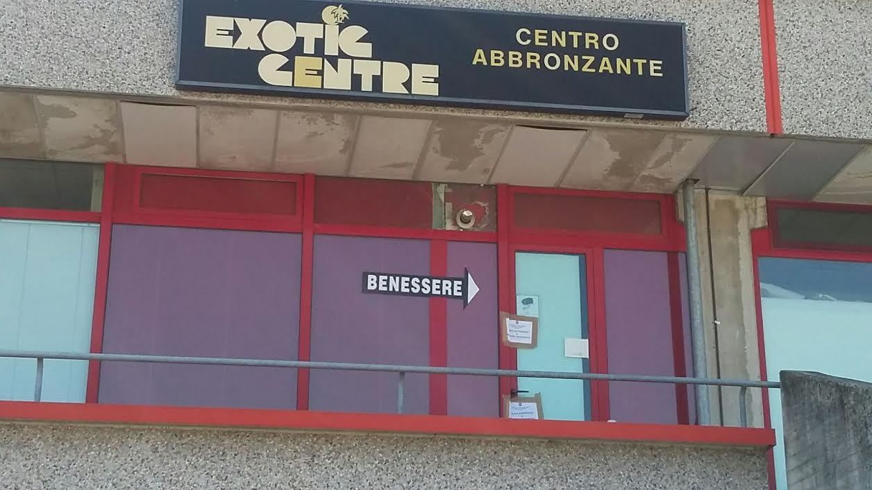 Prestazioni sessuali al centro massaggi, la polizia lo chiude