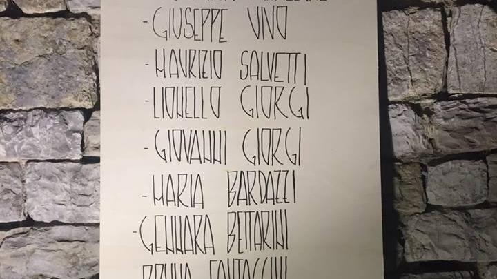 Il cartello coi nomi delle vittime del 1944 al Castello dell'Imperatore