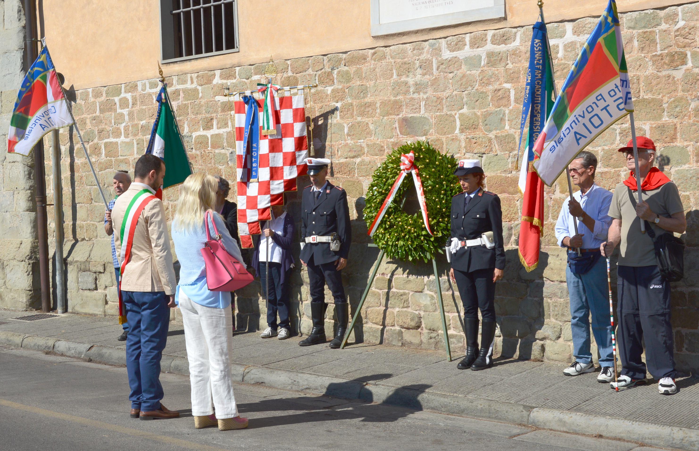 La deposizione della corona in piazza San Lorenzo 