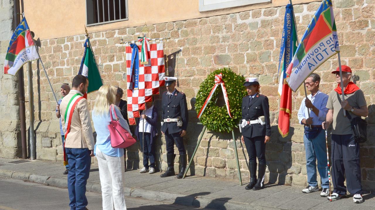 La deposizione della corona in piazza San Lorenzo