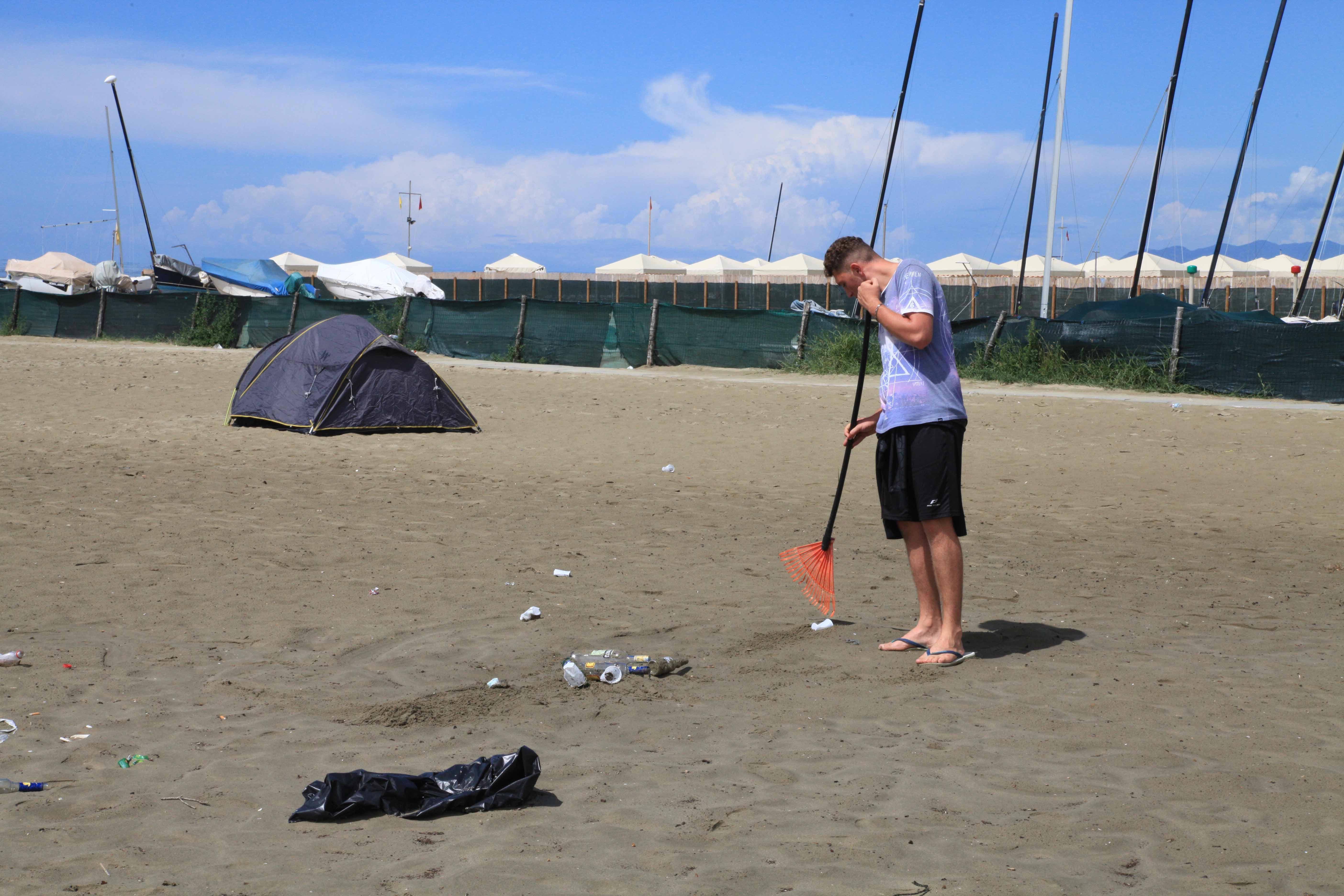 Spiaggia sporca a Marina di Pietrasanta