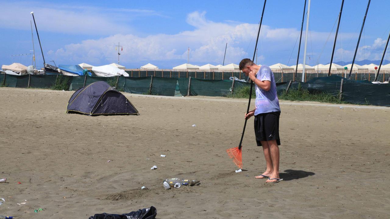 Spiaggia sporca a Marina di Pietrasanta