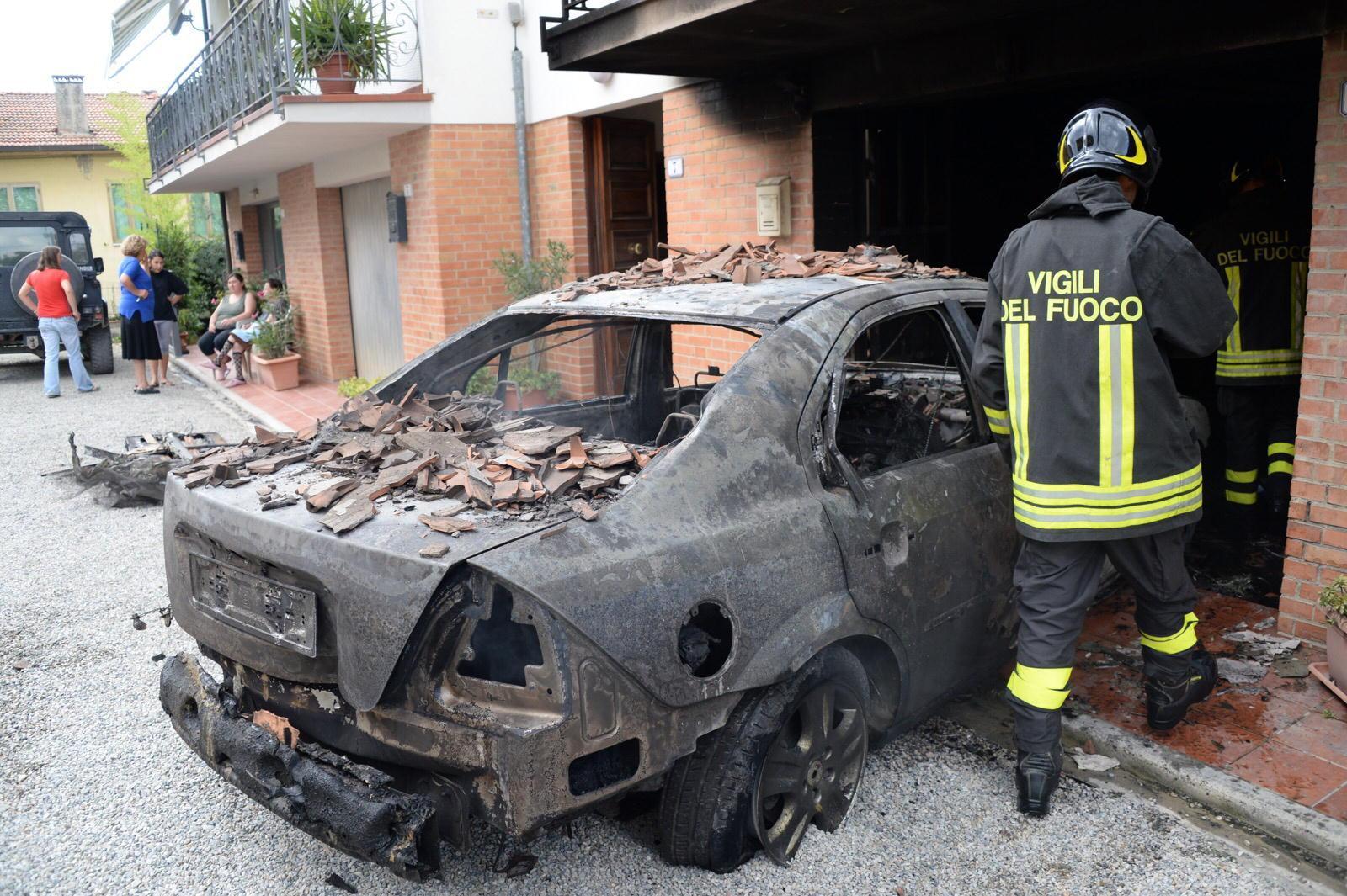 Una delle auto andate a fuoco