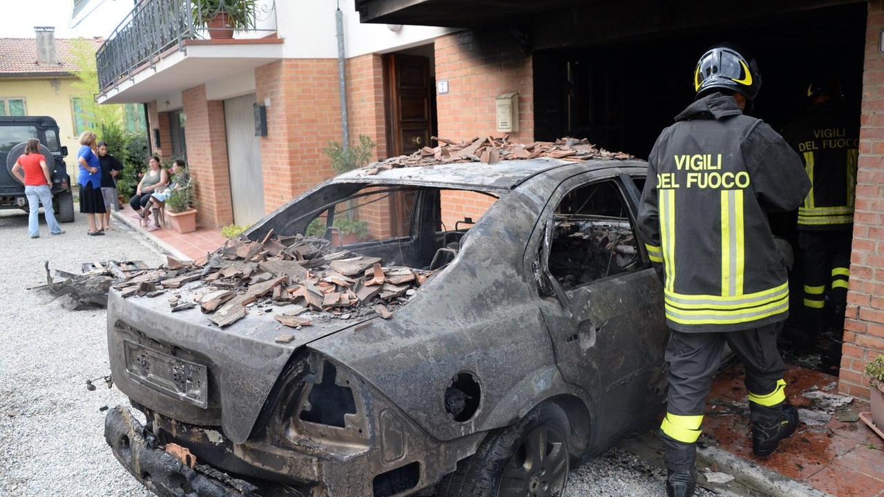 Una delle auto andate a fuoco