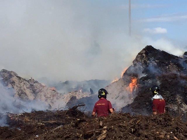 Operazioni di spegnimento all'interno dell'area interessata dall'incendio a ridosso della discarica di Colmata