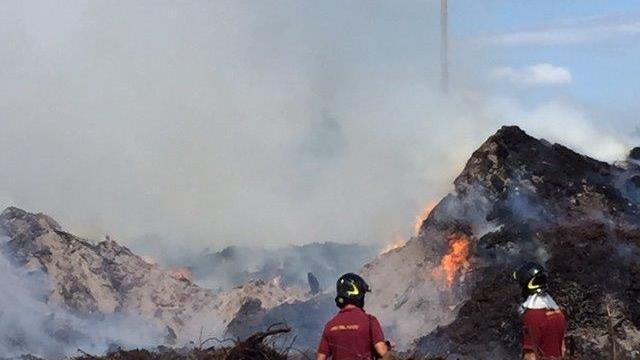 Operazioni di spegnimento all'interno dell'area interessata dall'incendio a ridosso della discarica di Colmata
