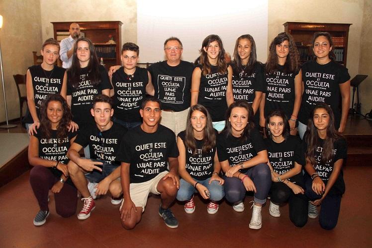 Di Cristoforo con alcuni studenti che hanno contribuito al progetto