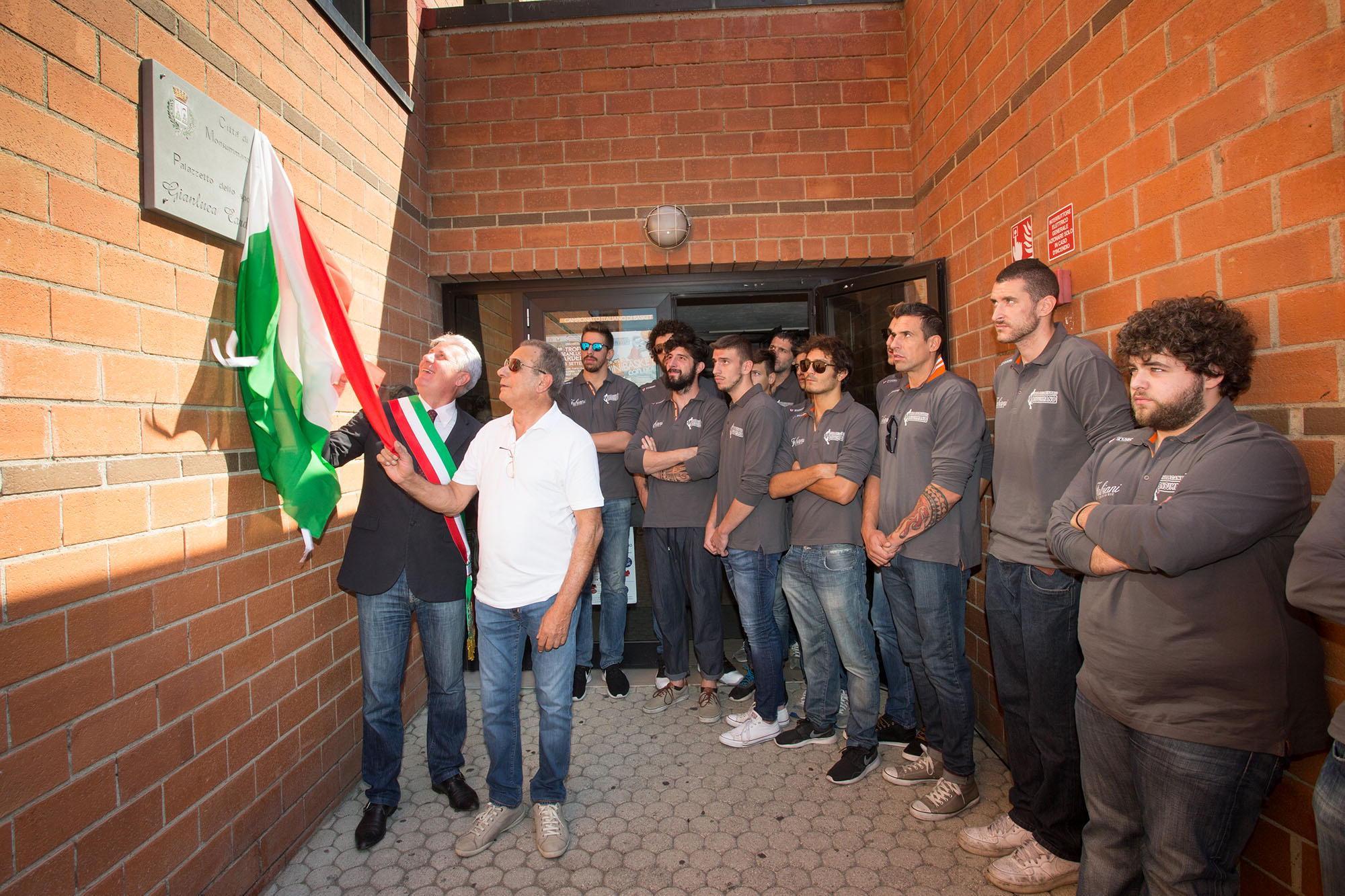 Giampiero Cardelli e Rinaldo Vanni scoprono la targa (foto Nucci)