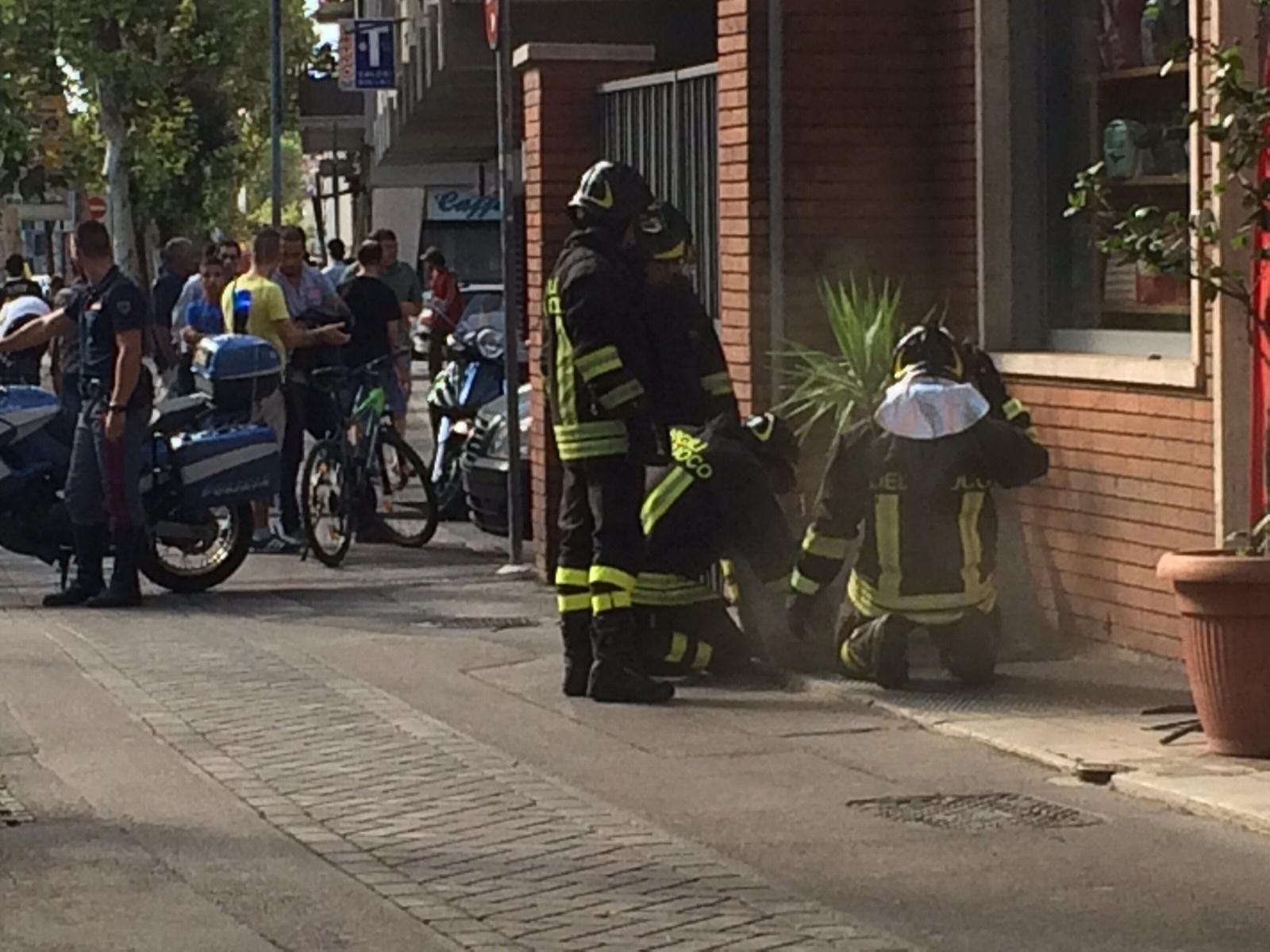 L'intervento dei vigili del fuoco in viale Vittorio Veneto
