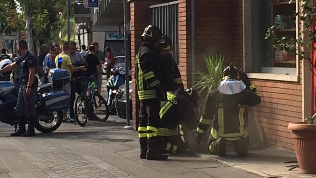 L'intervento dei vigili del fuoco in viale Vittorio Veneto
