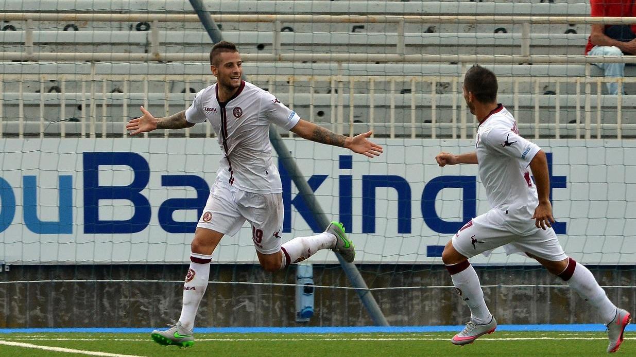 Battuto anche il Como (1-2): amaranto soli in vetta