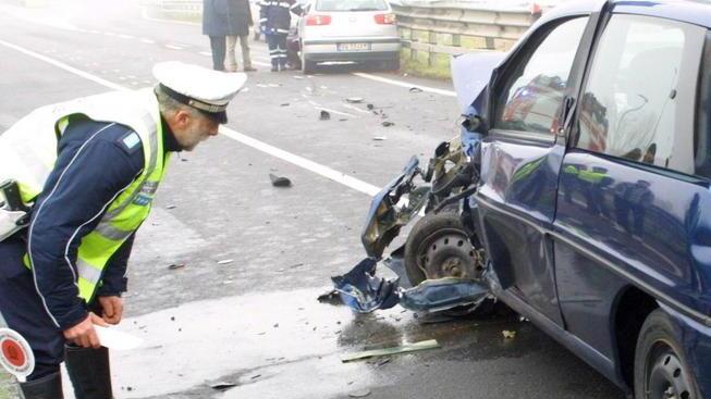 Causa un incidente, era senza patente e senza assicurazione