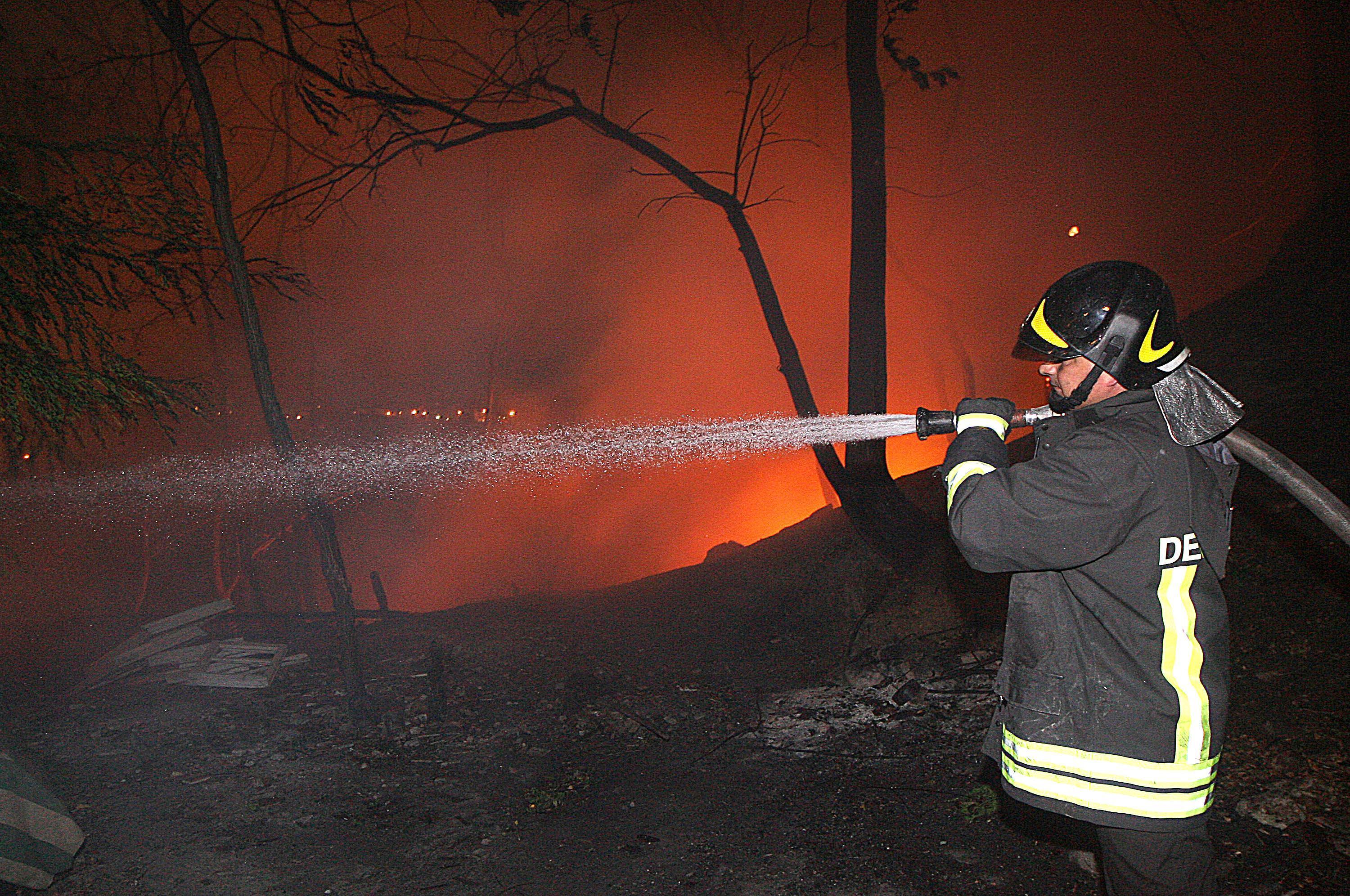 Un vigile del fuoco impegnato in un incendio di bosco (foto d'archivio)