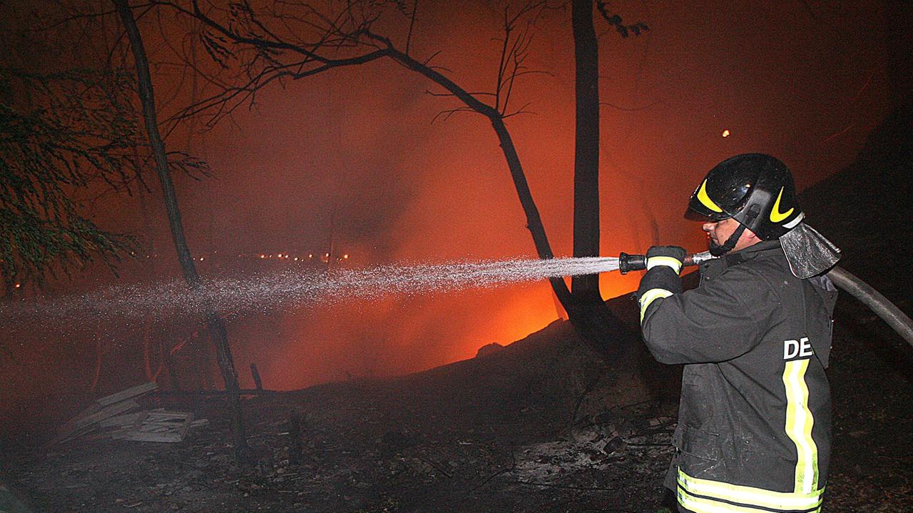 Un vigile del fuoco impegnato in un incendio di bosco (foto d'archivio)