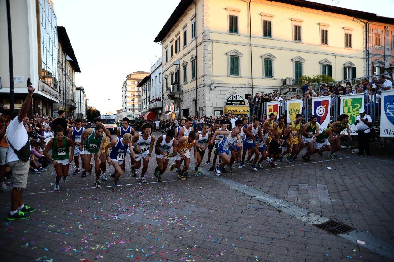 La partenza della gara podistica della Targa Cecina 2014