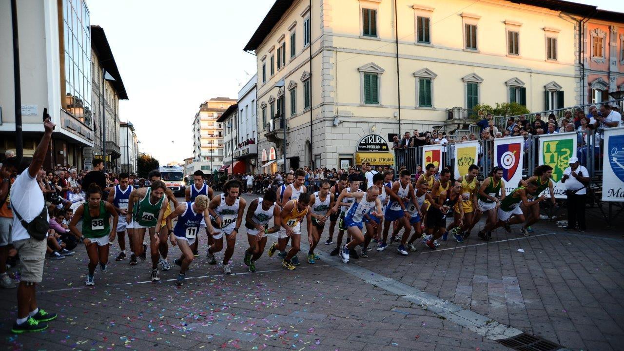La partenza della gara podistica della Targa Cecina 2014