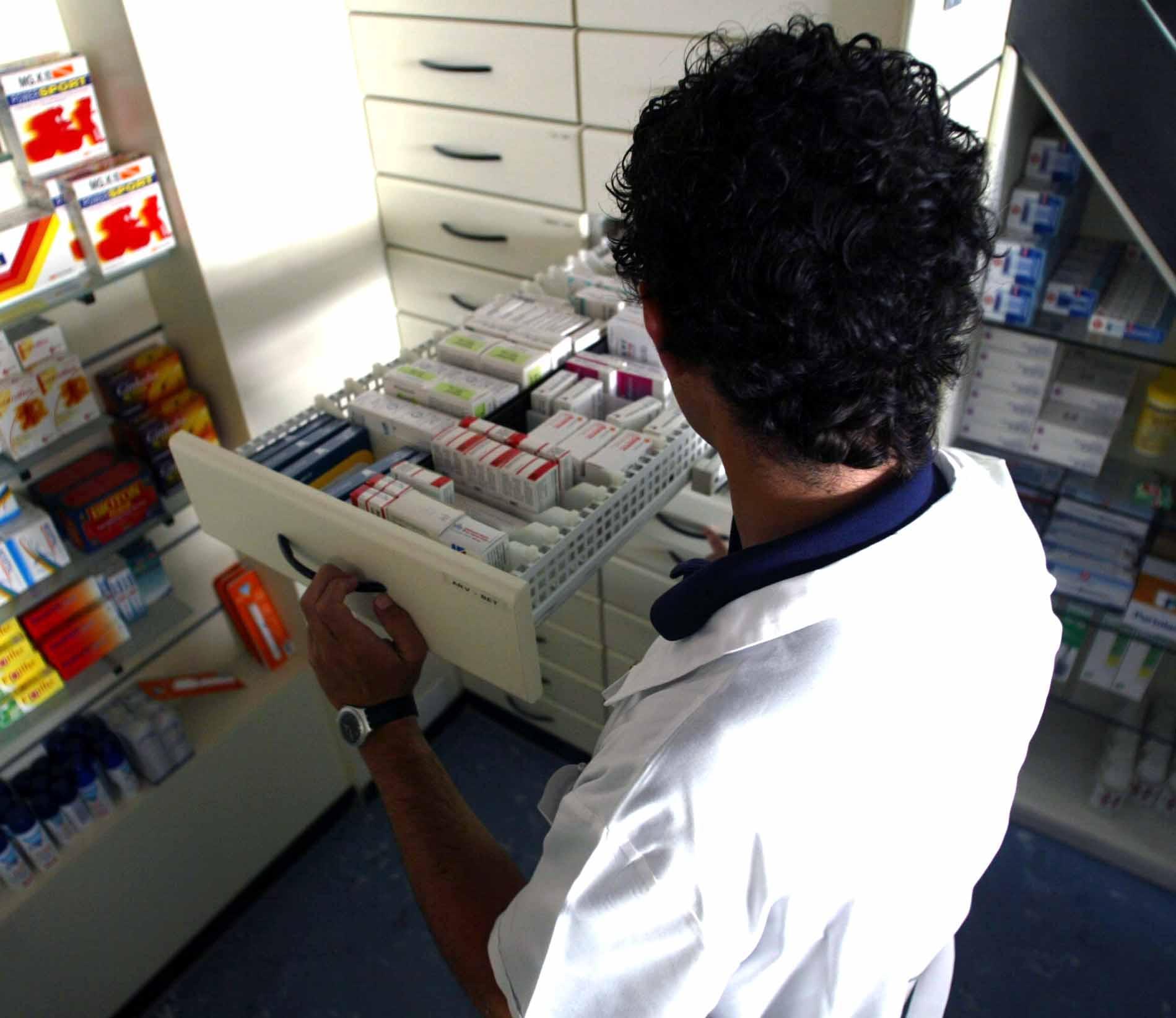 Un farmacista al lavoro