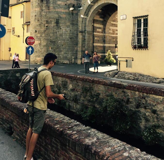 Pesca in via dei Fossi: all’amo abboccano pesci e molti curiosi 