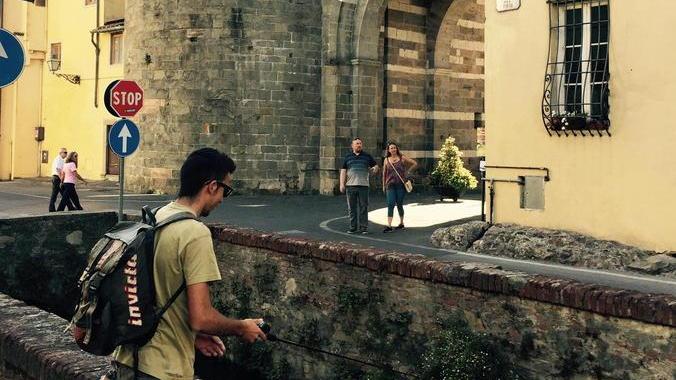 Pesca in via dei Fossi: all’amo abboccano pesci e molti curiosi