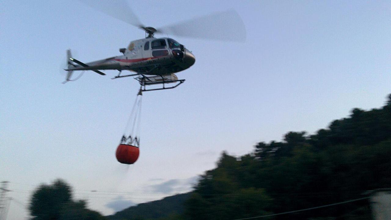 L'elicottero in azione sul monte Moneta