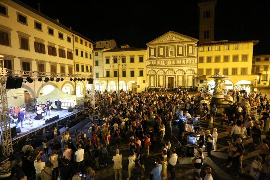 La piazza piena per gli spettacoli di Nottissima