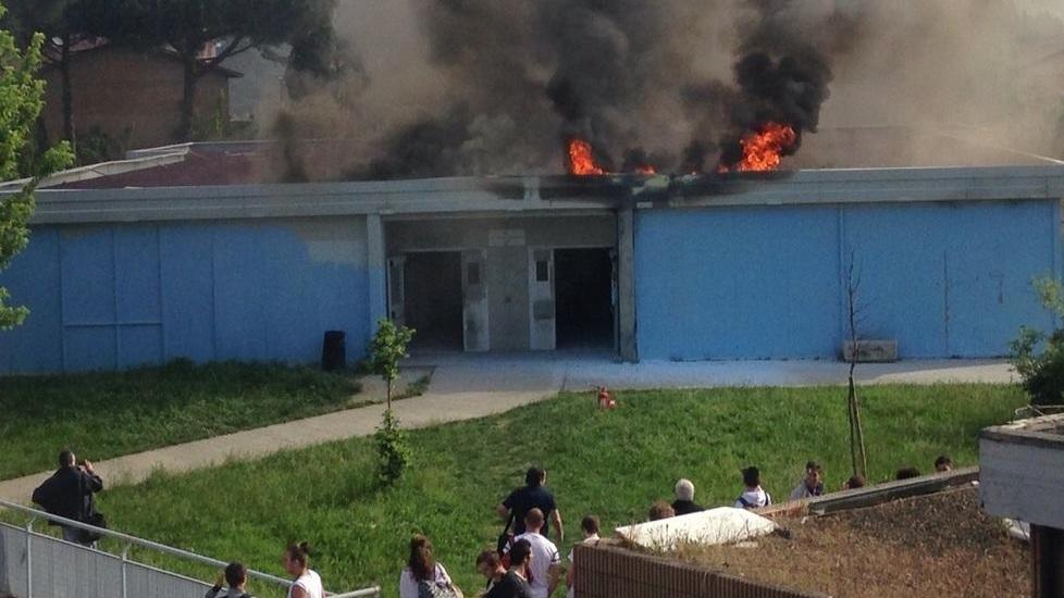 Scuola semidistrutta dal fuoco per colpa di un ragazzino