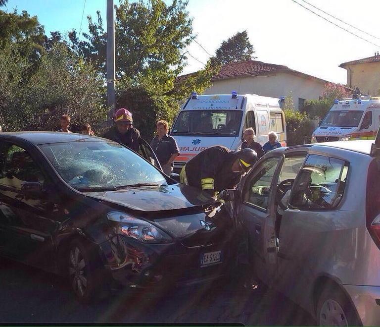Violento scontro tra due auto 