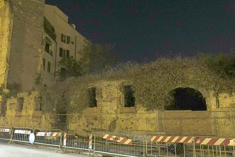 «Qualcuno mi dica come sistemare quel muro-rudere»