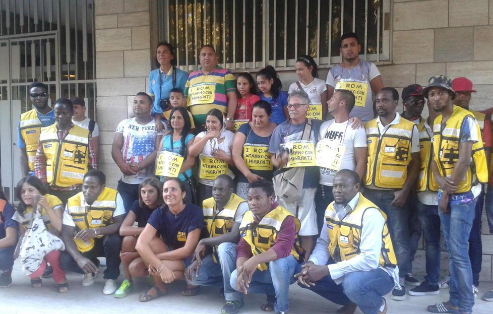 La comunità rom e i giovani migranti sfilano con la città
