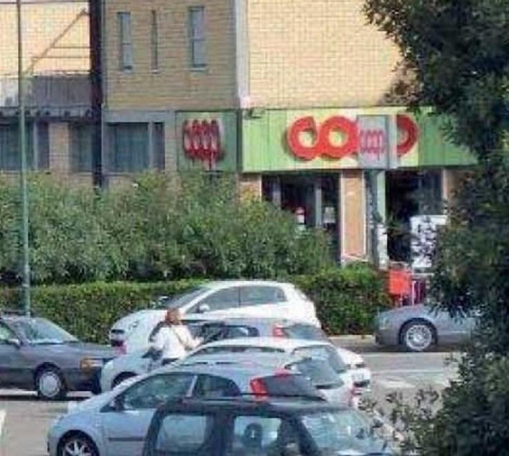 «Mi dà un’informazione?» e la borsa sparisce dall’auto 