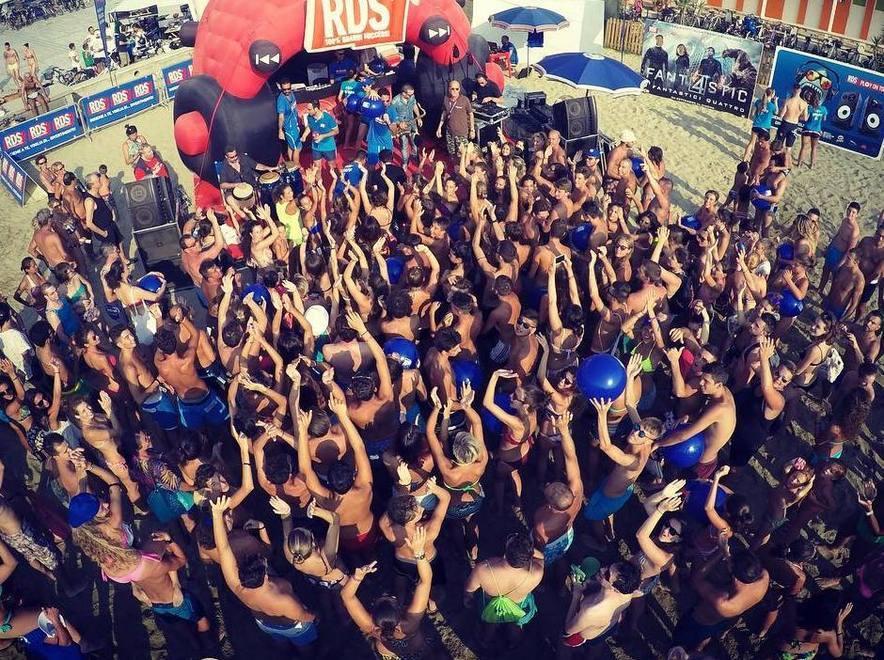 Una maxi festa d’addio all’estate 