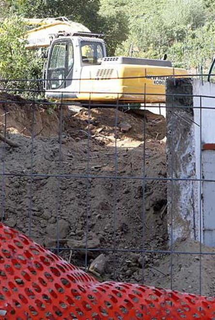 Muro della discordia, al via i lavori di demolizione