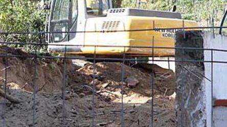 Muro della discordia, al via i lavori di demolizione