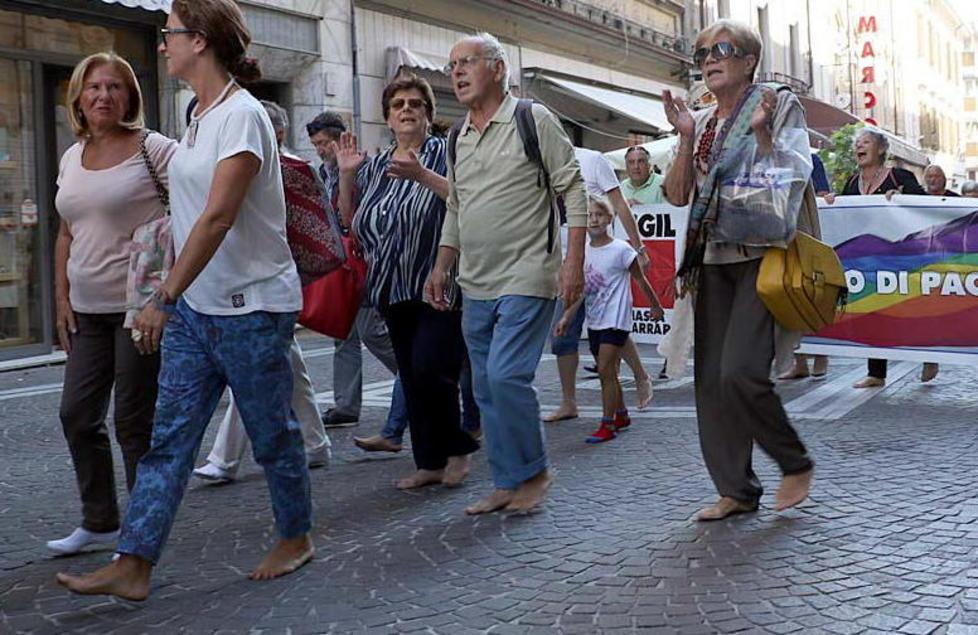 In 200 marciano scalzi E Lerner si toglie le scarpe 