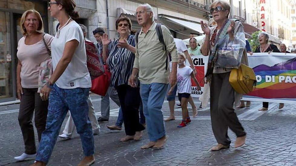 In 200 marciano scalzi E Lerner si toglie le scarpe
