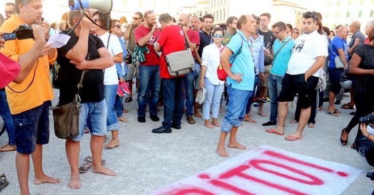 Solidarietà ai migranti marciando a piedi nudi