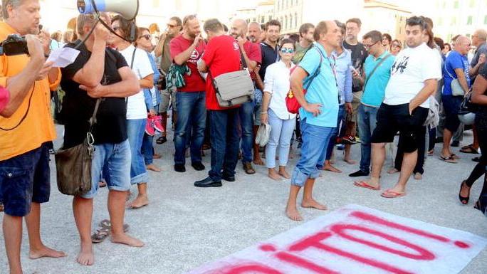 Solidarietà ai migranti marciando a piedi nudi