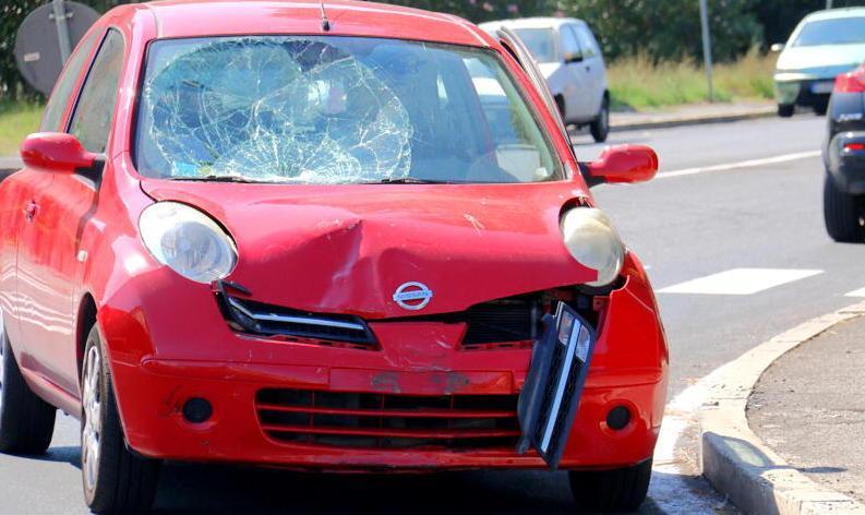 Giovane scooterista grave dopo lo schianto con un’auto