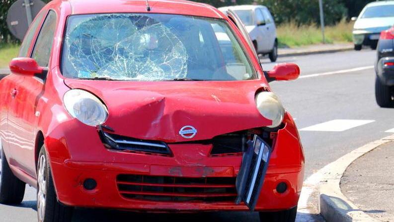 Giovane scooterista grave dopo lo schianto con un’auto