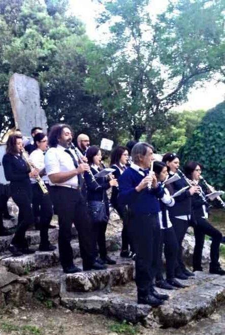 Cinque bande musicali nelle vie della città