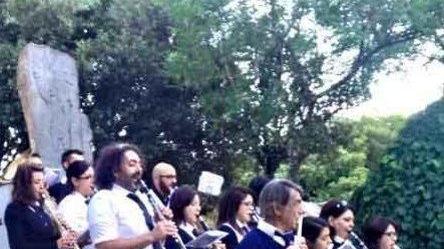 Cinque bande musicali nelle vie della città