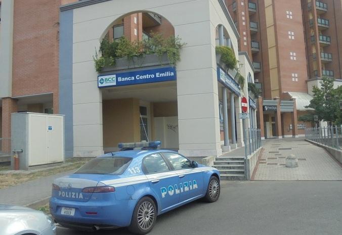 Terrore in banca, sequestrati nel caveau 