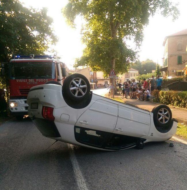Auto abbatte palo, traffico in tilt 