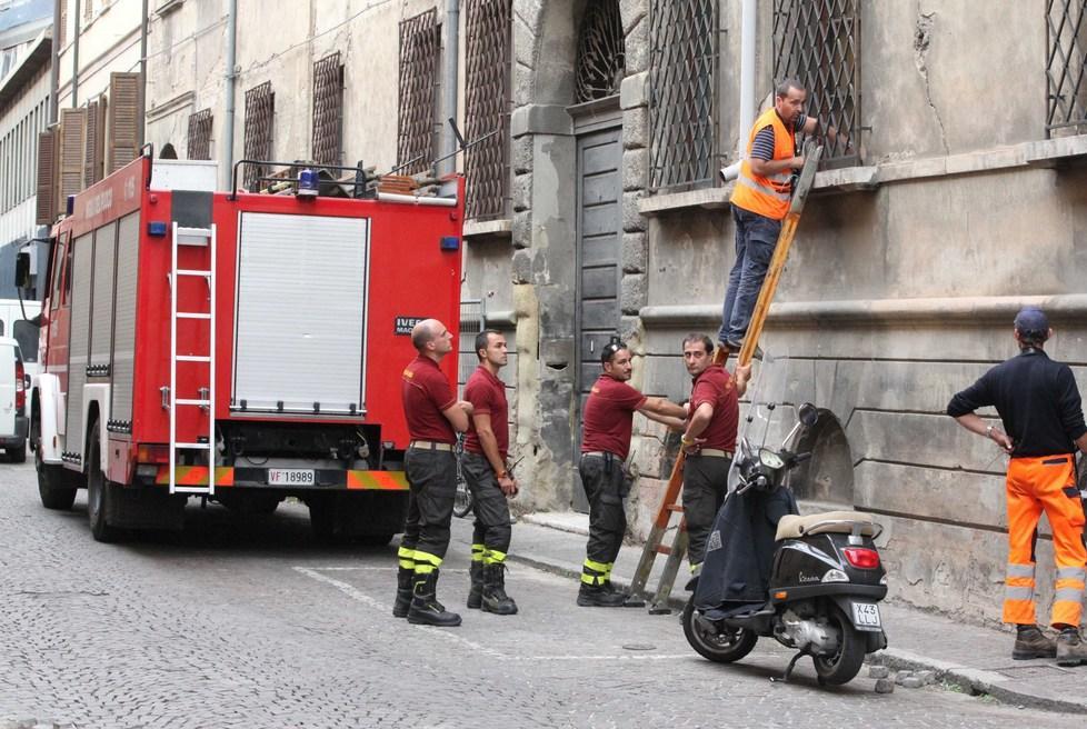 Forte odore di gas, in via Sessi arrivano i vigili del fuoco