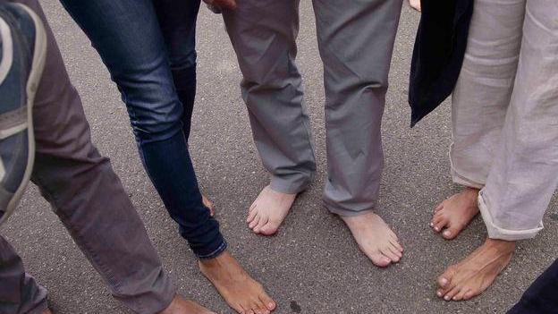 Marcia degli scalzi: senza scarpe per i profughi